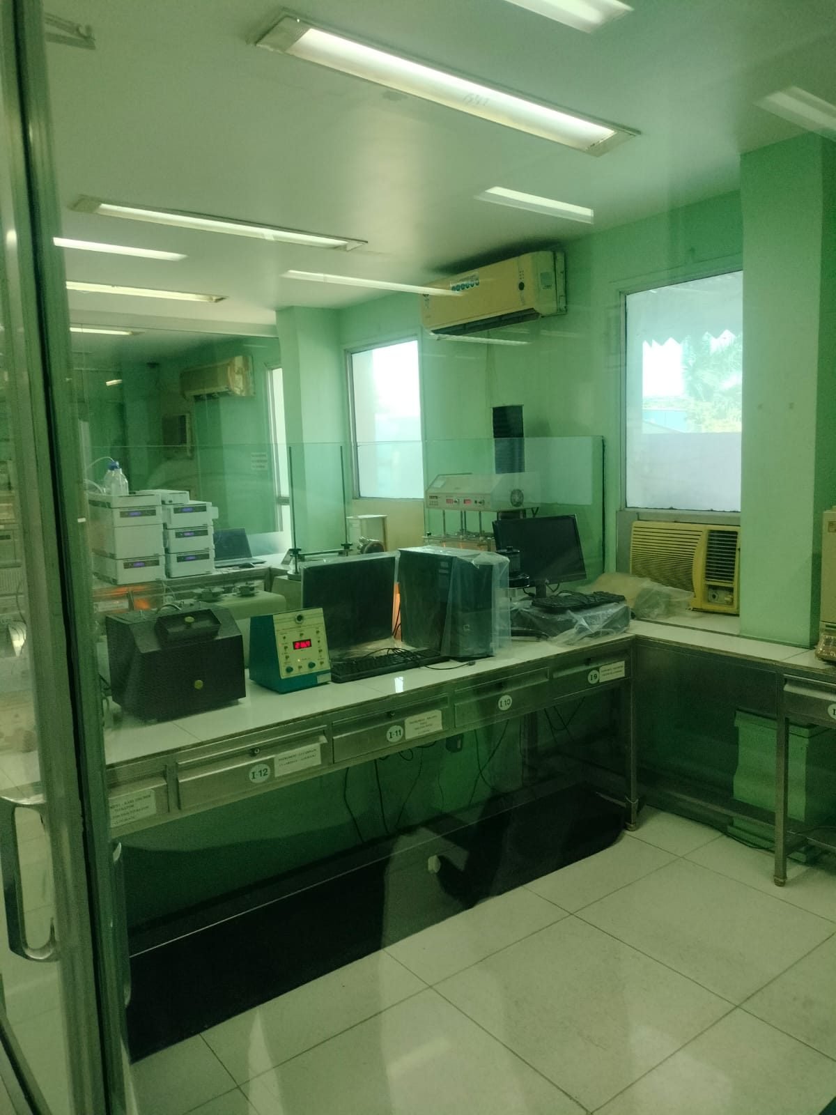 Quality control laboratory with HPLC and dissolution apparatus at the Kolhapur pharma plant for sale